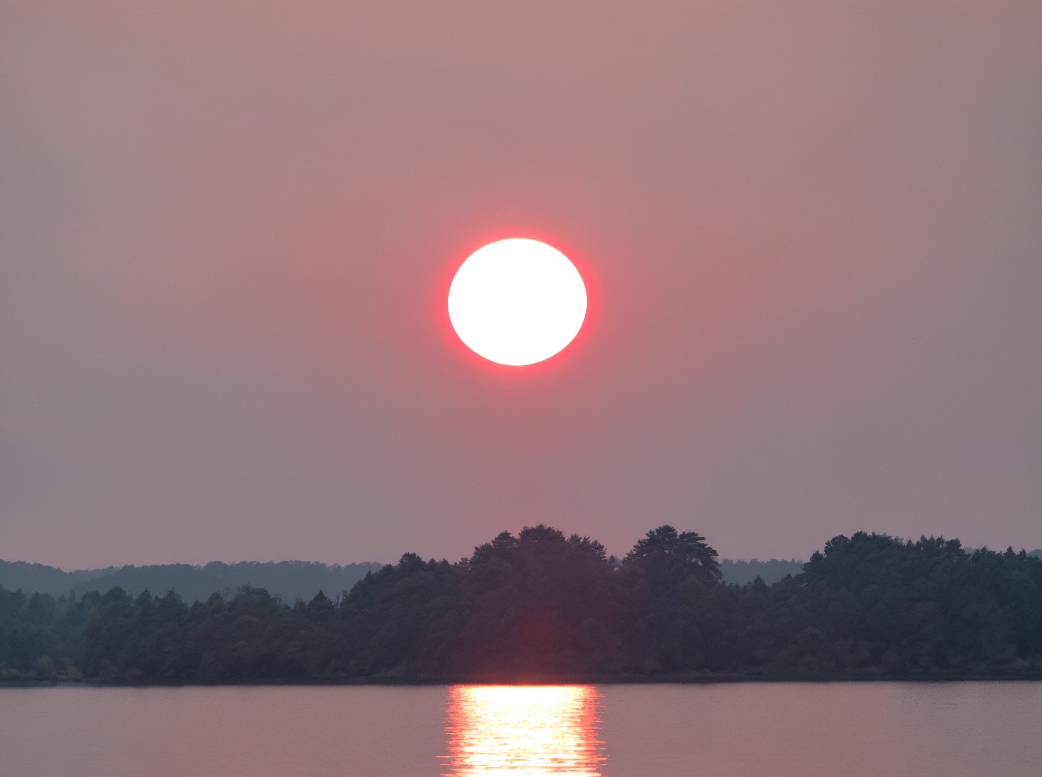 🌅 Witnessing a stunning sunset over Lake Champlain in Alburgh, Vermont. Nature at its finest!